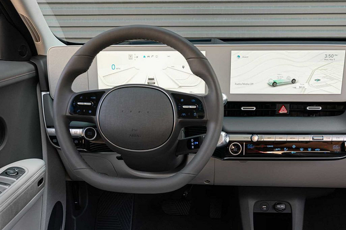 Hyundai Ioniq 5 là chiếc xe đầu tiên trên thế giới có khả năng sạc 800V cực nhanh có thể sạc từ 10% đến 80% chỉ trong 18 phút. Sau mỗi lần sạc đầy, Ioniq 5 có phạm vi hoạt động lên tới 429 km.