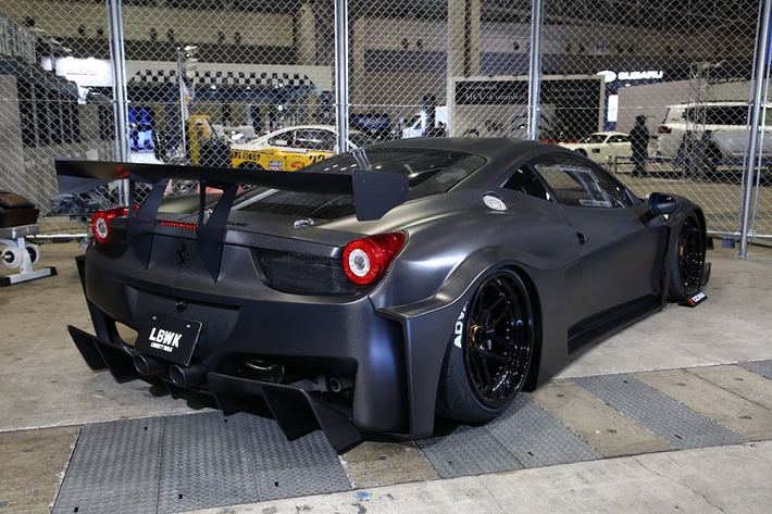 Ngoài ra, khách hàng cũng có thể lựa chọn hai tùy chọn gói bodykit với các chi tiết bằng carbon và nhựa gia cố sợi kết hợp ở mức giá là 109,450 Đô và 123,200 USD tùy thuộc vào từng bộ phận