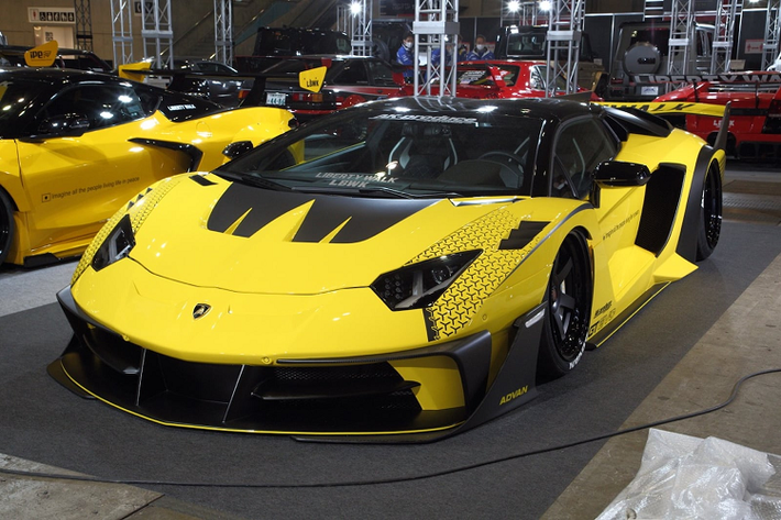 Tại sự kiện lần này, dàn xế độ Liberty Walk thân rộng với phong cách rất riêng, chủ yếu đều là những phiên bản thế hệ mới. Gian trưng bày của thương hiệu quy tụ những mẫu siêu xe như Lamborghini Aventador, Ferrari 458 và Nissan GT-R cùng với những tác phẩm kinh điển bao gồm Nissan Skyline GT-R R34 và Ferrari 512 Testarossa.