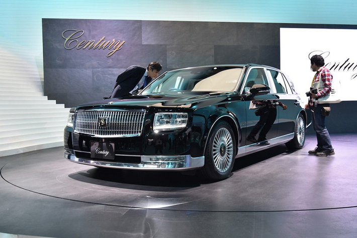 Toyota Century tại Nhật Bản là mẫu sedan hạng sang cỡ lớn đã được sản xuất từ năm 1967 đến nay và chủ yếu dành cho thị trường nội địa. Mẫu xe này còn được mệnh danh là "Rolls-Royce của Nhật Bản". Tuy nhiên, trước xu thế chuộng SUV/crossover như hiện nay, hãng Toyota cũng phải thay đổi để thích ứng.