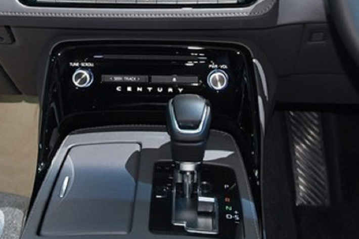 Hiện chưa có thông tin về động cơ của Toyota Century SUV. Trong khi đó, mẫu sedan cỡ lớn Toyota Century hiện đang bán tại Nhật Bản dùng hệ truyền động hybrid với máy xăng V8, dung tích 5.0L, sản sinh công suất tối đa 375 mã lực và mô-men xoắn cực đại 510 Nm. Động cơ kết hợp với mô-tơ điện có công suất tối đa 221 mã lực và mô-men xoắn cực đại 300 Nm. Tổng cộng, Toyota Century sở hữu công suất 425 mã lực.
