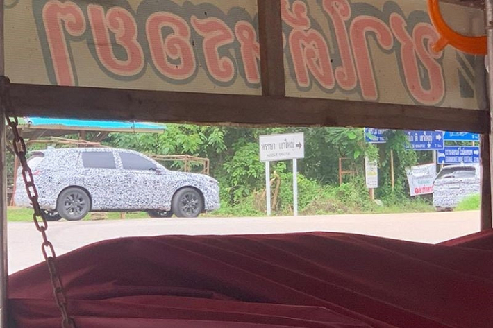 Vào tháng 7 vừa qua, mẫu xe Honda CR-V thế hệ thứ 6 đã được trình làng với thiết kế bắt mắt và giá bán tại nước ngoài chỉ từ 26.800 đô la, tương đương hơn 600 triệu đồng đã nhận được nhiều sự quan tâm của giới truyền thông Đông Nam Á. Sau 2 tháng vén màn trên thế giới, mới đây, mẫu SUV Honda CR-V 2023 đã bị bắt gặp lăn bánh tại Thái Lan.