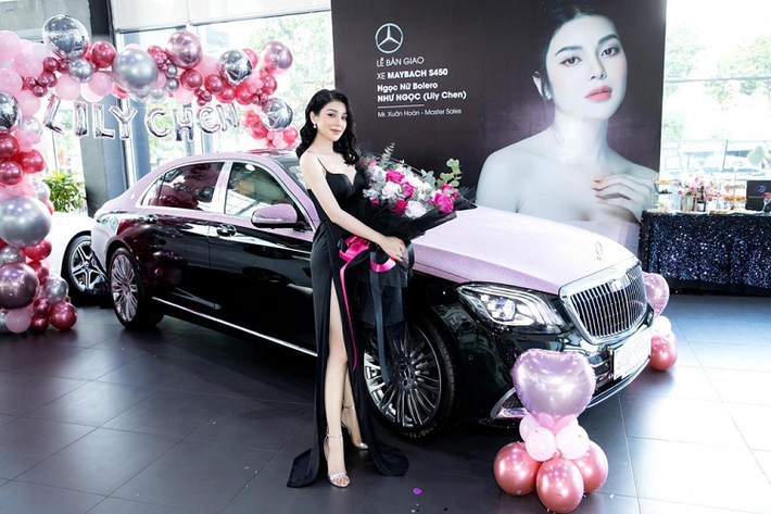 Tậu xe Mercedes-Benz C300 AMG màu đỏ chưa đầy 2 tháng, "ngọc nữ bolero" lại gây ngạc nhiên lớn khi đi nhận bàn giao chiếc xe siêu sang Mercedes-Maybach S450 4Matic bản nâng cấp mới nhất vào năm 2021. Xe được mua chính hãng với ngoại thất màu đen được dán nửa thân trên màu hồng.