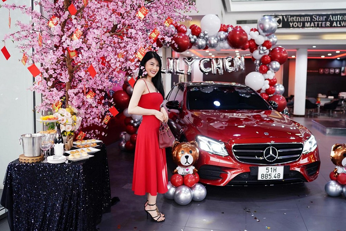 Mới đây, thông tin nữ ca sĩ Lily Chen tậu xe sang Mercedes-Benz S450 thế hệ mới tại nhà riêng ở tỉnh Tây Ninh đã thu hút sự quan tâm của cộng đồng mạng, ai cũng ngỡ ngàng trước độ chịu chơi và chịu chi của cô gái được mệnh danh là "ngọc nữ bolero".