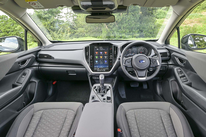 Điều thú vị là Subaru đã không thêm một cụm đồng hồ kỹ thuật số, thay vào đó vẫn giữ cụm đồng hồ cũ với mặt số tương tự. Tùy thuộc vào biến thể, ghế được bọc bằng vải hoặc da với đường chỉ khâu màu bạc.