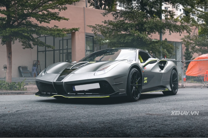 Gói độ Misha Design trên chiếc Ferrari 488 GTB hàng hiếm này là phiên bản giới hạn với chỉ 20 bộ toàn thế giới. Tại Việt Nam, còn một chiếc 488 GTB khác cũng được nâng cấp bodykit tương tự nhưng xe có màu trắng.
