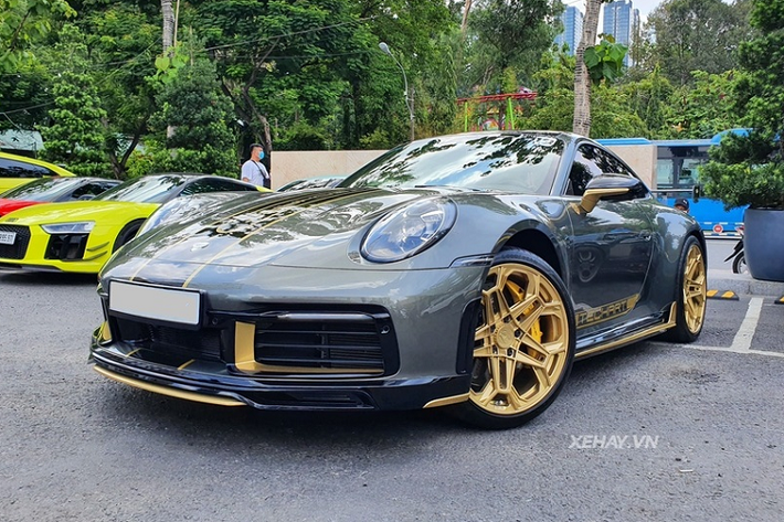 Ở lần xuất hiện này, chiếc Porsche 911 Carrera S độ TechArt độc nhất của Việt Nam đã được làm mới ở đầu xe với dải decal tên hãng độ đặt dọc chính giữa nắp ca-pô và thay logo Porsche ngay đầu xe bằng logo của Techart.