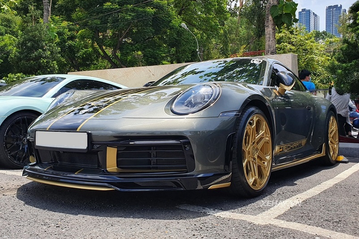 Các chi tiết này giúp 911 Carrera S thế hệ mới trở nên hầm hố và cá tính hơn hẳn. Ngoài ra, xe còn được trang bị bộ la-zăng Daytona II "hàng thửa", với thiết kế 5 chấu kép đan xen, tạo thành hình ngôi sao lạ mắt.