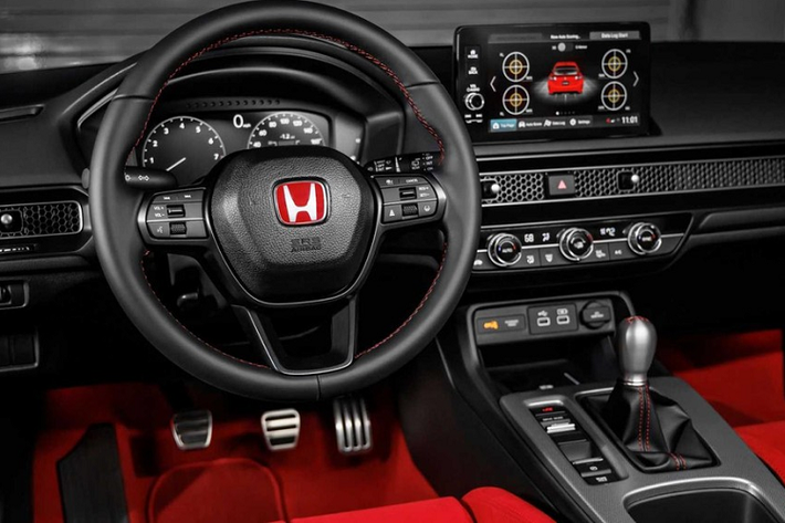 Ở tùy chọn động cơ, xe sedan hiệu suất cao Honda Civic Type R 2023 được bán ra tại Mỹ sẽ trang bị động cơ tăng áp 4 xi-lanh thẳng hàng K20C1, dung tích 2.0 lít, sản sinh công suất tối đa 315 mã lực tại 6.500 vòng/phút và mô-men xoắn 420 Nm trong khoảng 2.600 đến 4.000 vòng/phút.