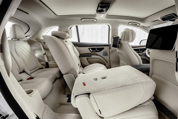 Đúng như những hình ảnh được công bố từ tháng trước, Mercedes-Benz EQS SUV 2023 mang trên mình không gian nội thất hiện đại và tràn ngập công nghệ. Ở bản tiêu chuẩn, xe sẽ có màn hình thông tin giải trí cảm ứng 12,8 inch và bảng đồng hồ kỹ thuật số với màn hình 12,3 inch. Ngoài ra, xe còn có cửa sổ trời toàn cảnh Panorama, ghế sưởi ấm/làm mát và hàng ghế thứ 3 tùy chọn.