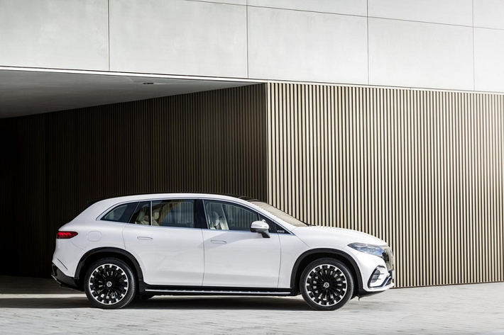 Với hệ thống sạc nhanh DC, Mercedes-Benz EQS SUV 2023 chỉ cần 31 phút để tăng dung lượng pin từ 10% lên 80%. Nếu dùng sạc chậm AC, thời gian sạc đầy pin sẽ là 11 tiếng 25 phút. Theo hãng Mercedes-Benz, mẫu SUV thuần điện này có thể chạy được hơn 600 km sau khi sạc đầy pin. Như vậy, Mercedes-Benz EQS SUV 2023 có phạm vi di chuyển ngắn hơn phiên bản sedan (770 km).