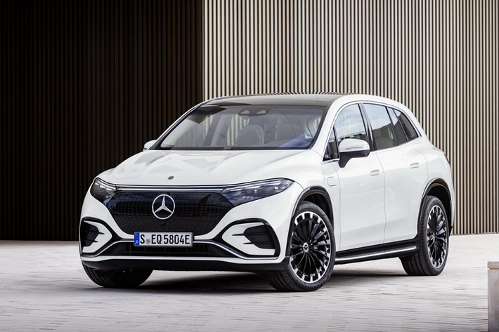 Vừa qua, mẫu xe chạy điện hạng sang Mercedes-Benz EQS SUV 2023 mới đã chính thức trình làng. Đây có thể nói là phiên bản gầm cao của mẫu sedan hạng sang Mercedes-Benz EQS từng ra mắt cách đây đúng 1 năm.