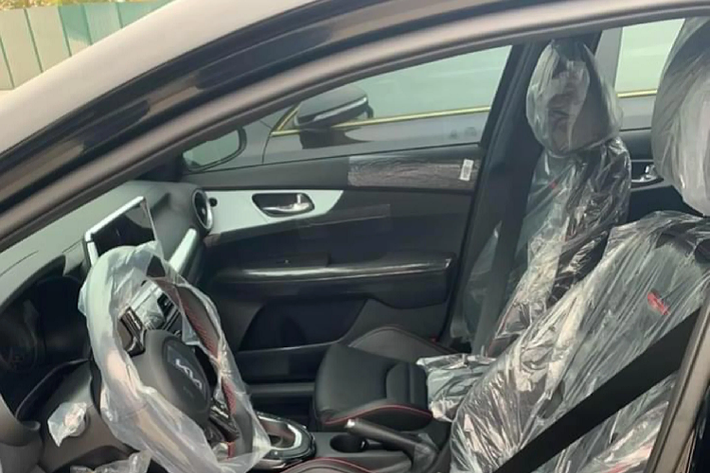 Nội thất Kia K3 1.6 Turbo GT được trang bị tương đương phiên bản 2.0 Premium, bao gồm ghế lái chỉnh điện (có nhớ vị trí), tựa lưng ghế có logo “GT” được thêu màu đỏ, viền ghế màu đỏ.