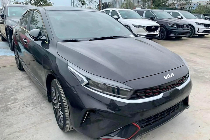 Ngoại thất Kia K3 1.6 Turbo GT trang bị tương đương phiên bản 2.0 Premium. Điểm nổi bật chính là logo “GT” màu đỏ trên lưới tản nhiệt. Xe sử dụng đèn pha Full-LED có điều chỉnh theo góc lái, viền sơn đỏ ở cản trước và cản sau, “dàn chân” lắp bộ mâm đa chấu 17 inch (225/45R17).