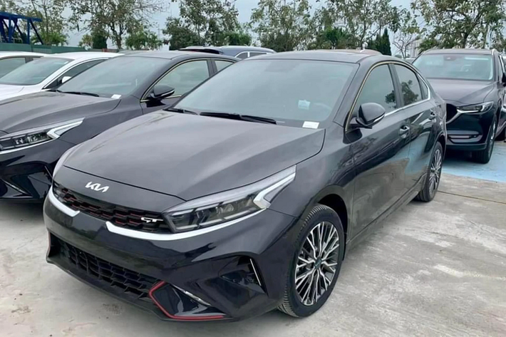Phiên bản Kia K3 sở hữu vài điểm khác biệt ở ngoại thất, cấu hình động cơ khác biệt sẽ tạo khoảng cách lớn so với các phiên bản còn lại, hứa hẹn sẽ hấp dẫn khách mua xe sedan hạng C.