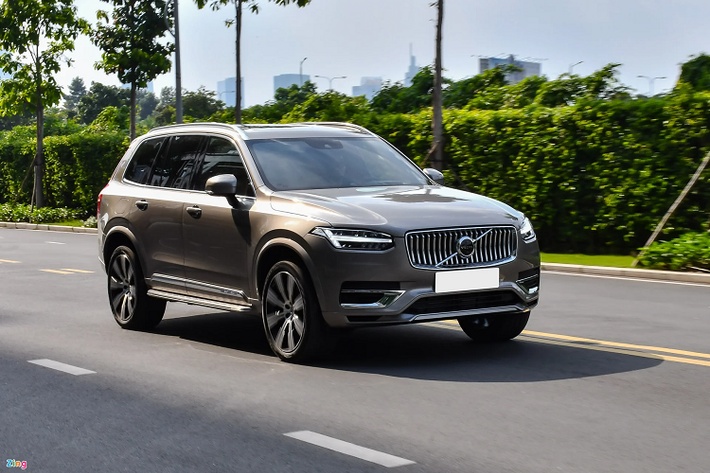 Thời điểm hiện tại, hãng xe sang có được dải sản phẩm ứng dụng công nghệ hybrid phổ biến hơn cả là Volvo. Chính vì vậy, mẫu xe SUV Volvo XC90 T8 Recharge - mẫu xe hiếm hoi ở nhóm SUV 7 chỗ tầm 4-5 tỷ đồng có khả năng chạy cả xăng và điện