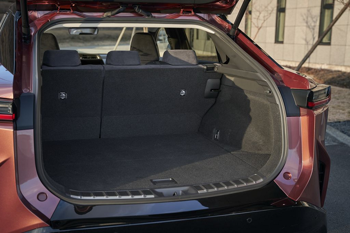 Điểm khác biệt lớn nhất ở ngoại thất của Lexus RZ 450e 2023 so với hai “người anh em” nằm ở khu vực đuôi xe. Điển hình là hệ thống đèn hậu full LED đặt cao thiết kế kéo dài hết chiều rộng đuôi xe, cửa sổ sau góc nghiêng lớn, hai cánh lướt gió nhỏ đặt đối xứng ở mái xe và một cánh gió lớn ở chính giữa trung tâm. Tiếp đến là cản va sau sơn đen và khe hút gió có tạo hình tương tự như phần đầu xe.