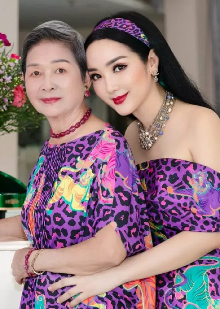 Dù có nhan sắc không tuổi nhưng gu thời trang của Giáng My thường bị chê là sến sẩm, rườm rà. Là ca sĩ, diễn viên nổi tiếng thập niên 1990 nhưng tình duyên Hoa hậu đền Hùng Giáng My trắc trở. Cô chỉ công khai một mối quan hệ tình cảm duy nhất với ông Đỗ Anh Dũng - Chủ tịch Tập đoàn Tân Hoàng Minh. Họ có với nhau một con gái, tên Anh Sa, sinh năm 1994 và mối quan hệ đã khép lại từ lâu. Trước khi ông Đỗ Anh Dũng bị bắt, Giáng My nổi tiếng với cuộc sống sang chảnh nhưng thường xuyên lọt top sao xấu vì gu thời trang sến sẩm.