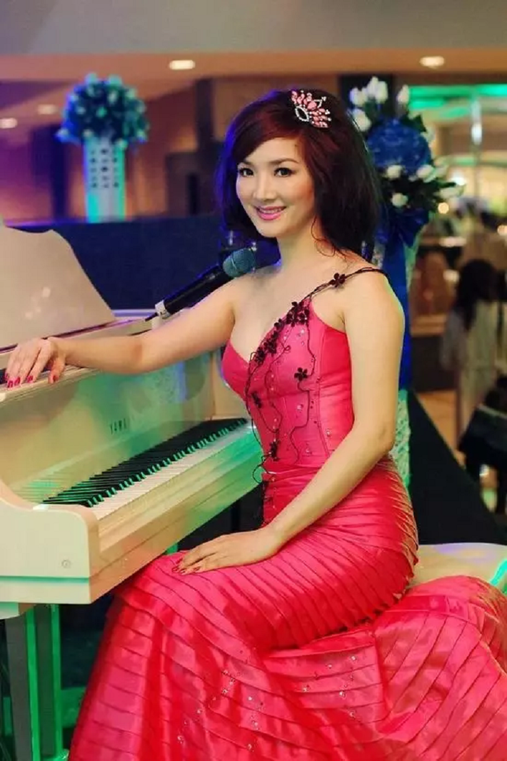 Để đạt tới đỉnh cao "trùm vựa sến", Giáng My đã dày công thu thập kinh nghiệm trong suốt hơn chục năm qua. Mỗi bộ cánh của người đẹp không tuổi là một đỉnh cao về độ sến mà hiếm ai vượt qua được.
