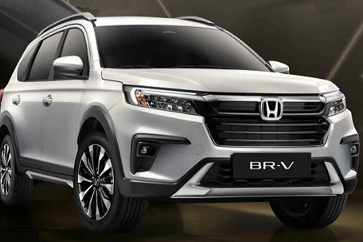 Tổng thể mang phong cách khoẻ khoắn, nam tính với “dàn chân” lắp bộ mâm 16 inch đa chấu (bản cao cấp 17 inch với thông số lốp 215/55R17). Honda BR-V thế hệ mới có chiều dài 4.490 mm.