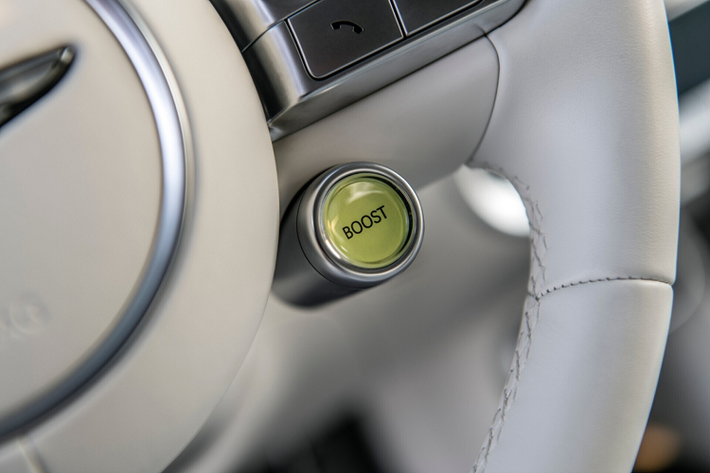 So với thị trường Hàn, Genesis GV60 tại Mỹ thiếu vắng gương chiếu hậu điện tử gồm hệ thống camera và màn hình. Đấy là chưa kể đến hàng loạt trang bị hỗ trợ lái, an toàn chủ động trên dòng xe cao cấp của Hàn. Trong đó bao gồm , . Các tính năng an toàn khác bao gồm Hỗ trợ chùm sáng cao, Hỗ trợ giới hạn tốc độ thông minh, Cảnh báo khoảng cách khi đỗ xe và Hỗ trợ tránh va chạm khi đỗ xe. Điểm nổi bật là Hỗ trợ đỗ xe thông minh từ xa, Cảnh báo có người phía sau nâng cao, Hỗ trợ thoát hiểm an toàn và camera chiếu hậu với hướng dẫn động.
