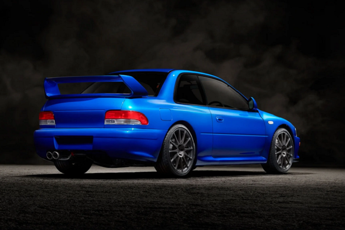 Động cơ Subaru Impreza P25 có công suất 400 mã lực (406 PS) và và mô-men xoắn cực đại 600Nm (443 lb-ft). So với Subaru Impreza 22B nguyên bản (276 mã lực), chiếc P25 này có công suất mạnh hơn 30%. Subaru Impreza P25 sử dụng hộp số tuần tự 6 cấp. Động cơ kết hợp với hộp số tuần tự 6 cấp cho phép chuyển số chính xác trong thời gian 80 mili giây. Xe còn có hệ thống hỗ trợ tăng tốc (launch control system) kiểu xe đua WRC, kết hợp bướm ga và ly hợp trong hộp bàn đạp gắn trên sàn để tự động đưa xe qua các số 1, số 2 và số 3 để đạt được khả năng tăng tốc tối ưu ngay từ khi dừng.