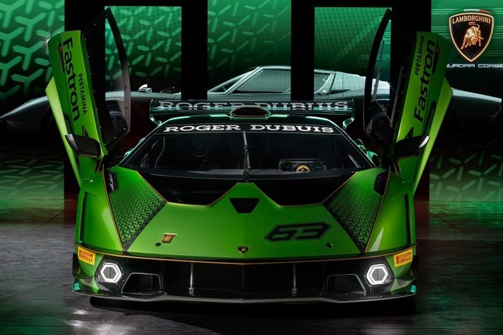 Siêu xe Lamborghini Aventador LP700-4 mui trần mới thay áo với cảm hứng từ xe đua Lamborghini Essenza SCV12 vẫn sử dụng động cơ V12, dung tích 6.5 lít, sản sinh công suất tối đa 700 mã lực và mô-men xoắn cực đại 690 Nm tại vòng tua máy 5.500 vòng/phút.