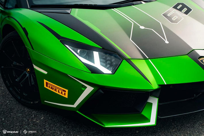 Sau nhiều lần cân nhắc, ý tưởng cho bộ áo của chiếc siêu xe Lamborghini Aventador LP700-4 Roadster này đã có, nó xuất phát từ siêu phẩm "bò đua" Essenza SCV12 của Lamborghini được sản xuất đúng 40 xe và được cho ra đời cách đây 2 năm, chỉ dành cho đường đua với mức giá 2,5 triệu đô la, tương đương 58 tỷ đồng.