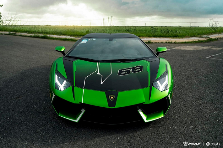 Mới đây, một chiếc siêu xe mui trần Lamborghini Aventador LP700-4 Roadster xuất hiện trên đường phố Sài thành với diện mạo mới lạ đã thu hút sự quan tâm của giới mê xe trong nước. Quá trình tìm hiểu chúng tôi được biết, đây hiện là 1 trong 5 chiếc xe Lamborghini Aventador LP700-4 Roadster tại Việt Nam và siêu bò này chỉ mới được mang về nước 6 tháng nhưng chủ nhân đã quyết định cho xe diện áo mới.