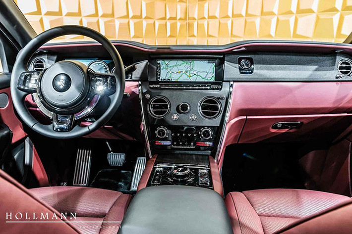 Vòng ra bên hông xe ta thấy Rolls-Royce Cullinan độ body kit Mansory có thêm tấm ốp hốc gió bên hông xe, bộ la-zăng đa chấu kép với logo của Mansory thay vì chữ R kép quen thuộc của hãng xe Anh quốc này. Tấm ốp sườn mới bằng carbon hoặc sơn đen cũng là điểm nhấn cho xe.