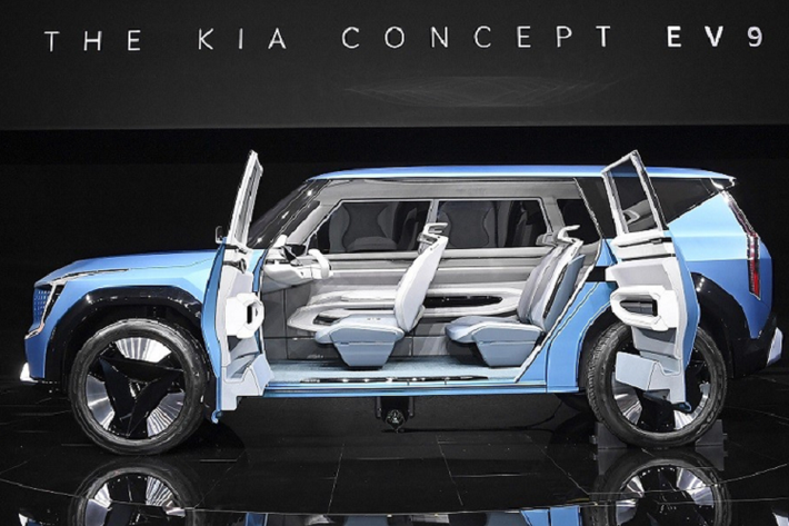 Hiện thông tin về động cơ của Kia EV9 vẫn chưa được hé lộ. Chỉ biết rằng, xe có thể tăng tốc từ 0-100 km/h trong thời gian dưới 5 giây và chạy được khoảng 540 km sau khi sạc đầy pin.