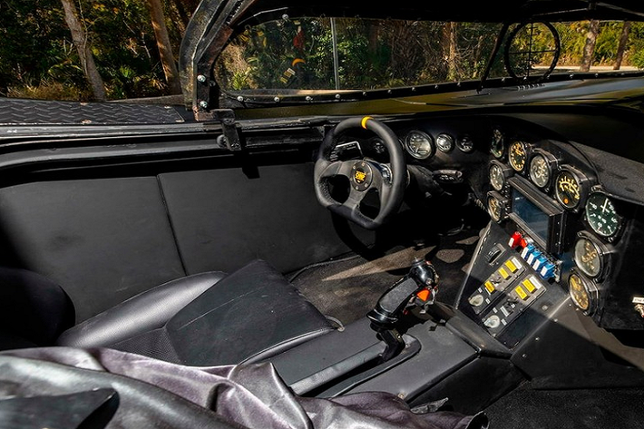 Ngoài ra, ta còn có thể kể đến thêm những chiếc khác, như chiếc Batmobile do Harald Belker thiết kế từ bộ phim “Batman & Robin” năm 1997, phiên bản của đạo diễn Joel Schumacher từ “Batman Forever”, hoặc chiếc xe từ loạt phim hoạt hình “Batman: The Animated Series” nổi tiếng thời đầu những năm 1990.
