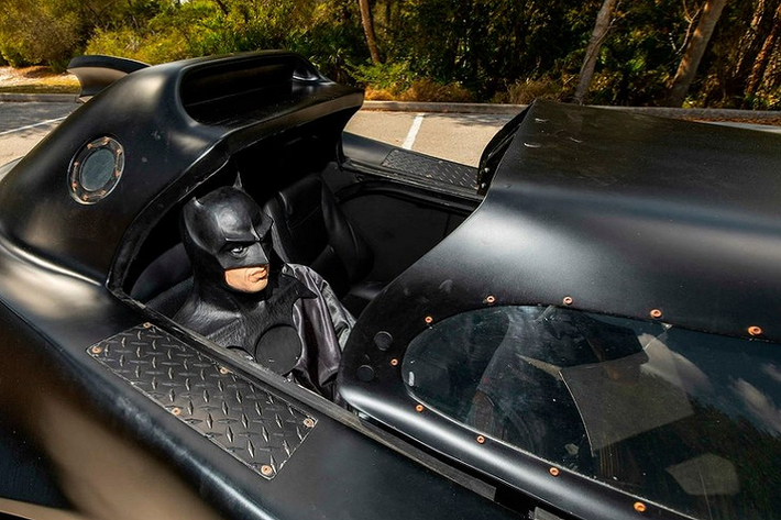 Dựa theo phần thông tin miêu tả, chiếc Batmobile này được chế tạo trên khung gầm Cadillac Eldorado 1976, và đi kèm với cửa mái vòm, vũ khí điều khiển từ xa, hệ thống treo Air Ride, camera lùi, Bluetooth, bảng đồng hồ và buồng lái kiểu máy bay chiến đấu, hệ thống lái trợ lực, điều hòa không khí, động cơ phun nhiên liệu dung tích 8.2 lít, và hộp số tự động.