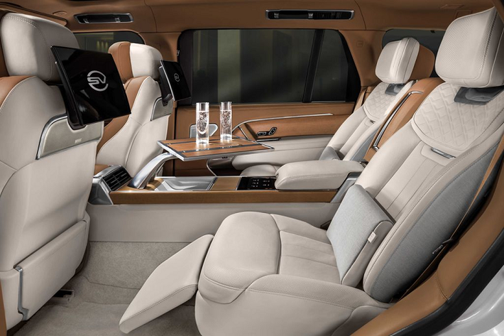 Thừa hưởng hình ảnh từ gia đình SVAutobiography, mẫu xe SV đầu bảng tiếp tục nâng cấp lên từ sự hiện đại ngoạn mục, tinh tế vượt trội và khả năng vận hành vô song của Range Rover Mới, với các chi tiết thiết kế đặc biệt dành riêng cho phiên bản SV cùng các lựa chọn vật liệu xuyên suốt. Theo ước tính, có tới 1,6 triệu cấu hình khả thi dành cho phiên bản Range Rover SV Mới mà khách hàng có thể xây dựng2.