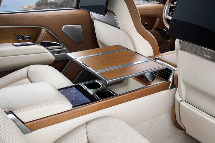 Khách hàng lựa chọn biến thể LWB cũng có tùy chọn SV Signature Suite bốn chỗ, đại diện cho thiết kế nội thất SV đỉnh cao. Thiết kế bệ trung tâm trang nhã và sang trọng xuyên suốt từ trước đến sau dọc theo chiều dài của cabin và tiện nghi hơn nhờ Bàn Làm Việc Thượng Hạng đóng mở bằng điện, khay đựng ly điều khiển bằng điện và tủ lạnh tích hợp với ly pha lê Dartington khắc chữ SV.