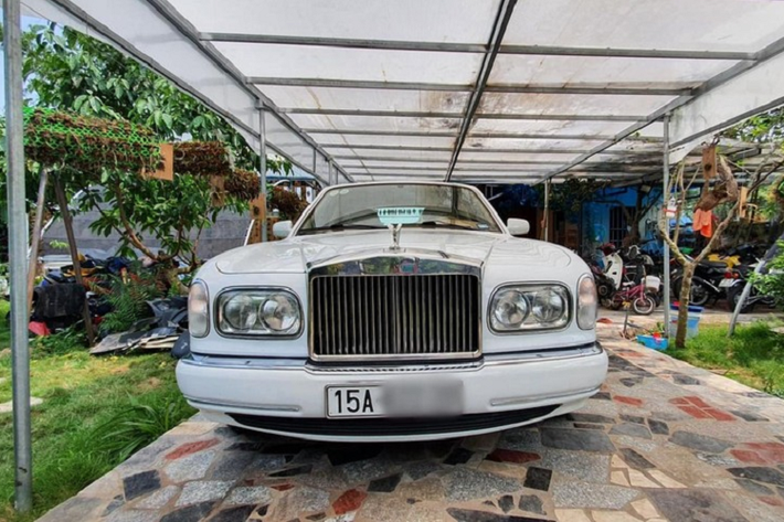 Hãng xe siêu sang Rolls-Royce rất được lòng các đại gia Việt. Mới đây, nhất, một chiếc xe siêu sang Rolls-Royce Silver Seraph đời 1999 vốn chỉ được sản xuất thời gian rất ngắn khoảng 4 năm trước khi bị khai tử để nhường dây chuyền sản xuất lại cho mẫu xe Phantom thế hệ thứ 7 bất ngờ được chào bán trên sàn xe cũ.