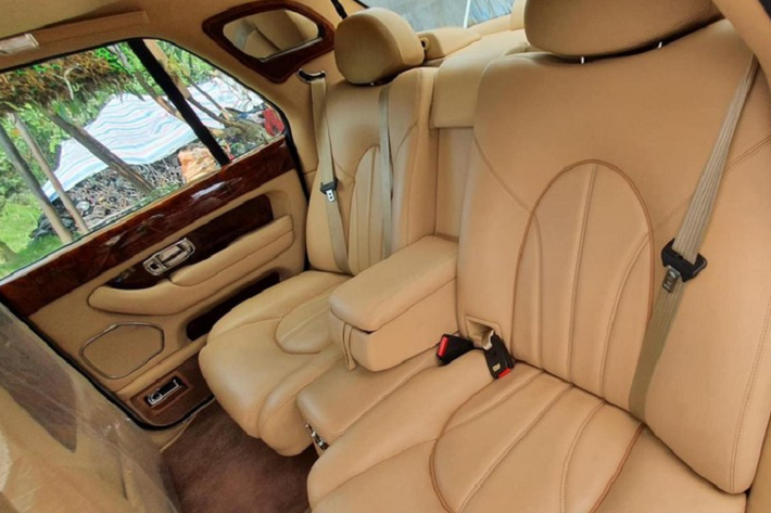 Chiếc xe siêu sang Rolls-Royce Silver Seraph này được chủ nhân giới thiệu được lưu tồn kho nhiều năm, tức nhập về nước theo kiểu thanh lý hải quan và được đăng ký lần đầu tại Việt Nam vào năm 2020, hiện xe đang mang biển số Hải Phòng.