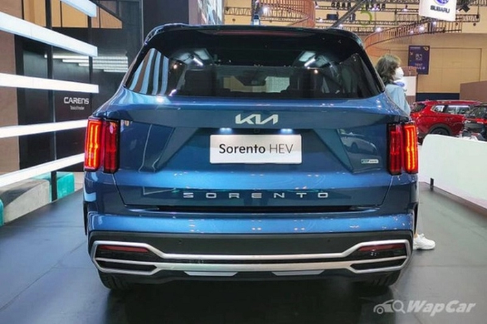 Ngoại trừ hệ truyền động và huy hiệu hybrid đặt tại cửa hậu, Kia Sorento Hybrid và bản thường (đang bán tại Việt Nam) gần như không có điểm gì khác biệt, bao gồm cả trang bị ngoại thất và nội thất.