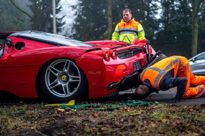 Enzo là một trong những mẫu xe Ferrari mang tính biểu tượng nhất, với 400 chiếc được sản xuất trong giai đoạn năm 2002 - 2004.