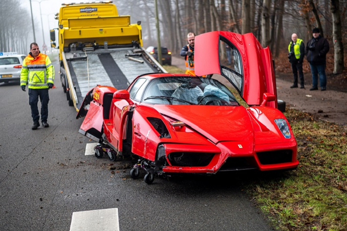 Vụ Ferrari Enzo gặp nạn xảy ra vào lúc 11h30 sáng thứ Ba (18/1) theo giờ địa phương tại vùng Baarn của Hà Lan. Một nhân chứng có mặt đã nhìn thấy chiếc Ferrari Enzo di chuyển với tốc độ rất cao đột ngột mất lái và đâm trực diện vào gốc cây gần đó.