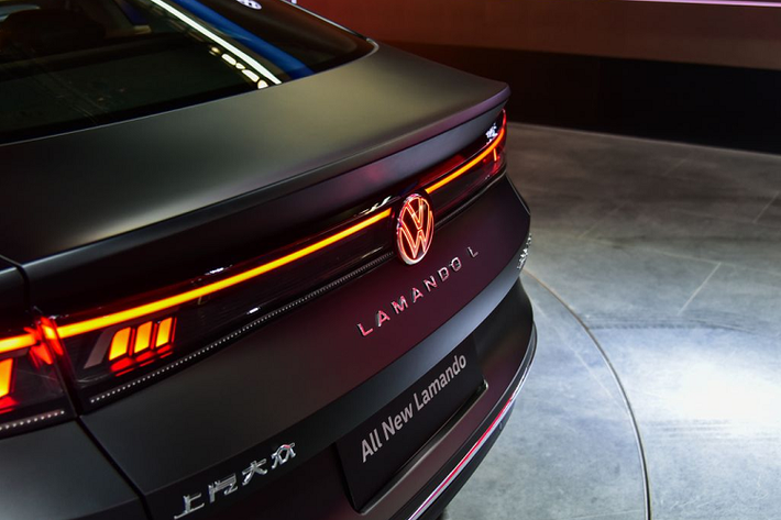 Volkswagen Lamando L 2022 có một “khuôn mặt” khá hung dữ và có phần hơi “nham hiểm” với lưới tản nhiệt cỡ lớn được thiết kế vuốt nhẹ lên trên, rãnh lưới dạng đa điểm và được mạ crôm nổi bật. Hai bên cạnh của lưới là khe gió được đặt nằm dọc.
