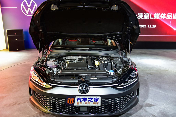 Volkswagen Lamando L 2022 cung cấp cho người dùng cấu hình 5 chỗ ngồi rộng rãi, tiện ích và rất hiện đại. Một số trang bị nổi bật có thể kể đến trên chiếc sedan này gồm bảng đồng hồ kỹ thuật số nối liền với màn hình thông tin giải trí, vô lăng vát đáy thể thao, cửa gió điều hòa kéo dài trên mặt táp-lô, hệ thống âm thanh Beats, cửa sổ trời, lẫy chuyển số DSG, ghế trước chỉnh điện,bệ tỳ tay trung tâm với hai khay để cốc và một cặp cổng USB,… .