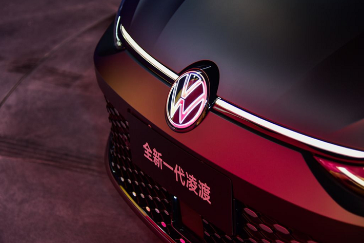 Về truyền động, Volkswagen Lamando L 2022 sở hữu khối động cơ xăng 4 xi-lanh, tăng áp, dung tích 1.4L, sản sinh công suất tối đa 150 mã lực, mô-men xoắn cực đại 250 Nm, đi kèm hộp số tự động ly hợp kép 7 cấp.