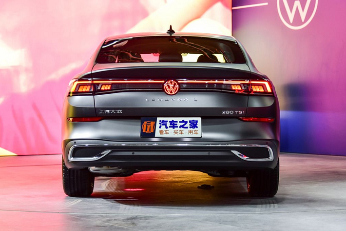 Một điểm đáng chú ý không thể bỏ qua trên Volkswagen Lamando L 2022 là thiết kế cửa không khung được VW giới thiệu vào năm 2019 và đã được áp dụng trên một số mẫu xe như Golf, Audi A3, Leon và mới nhất là chiếc SUV cỡ lớn Talagon dành riêng cho thị trường Trung Quốc.
