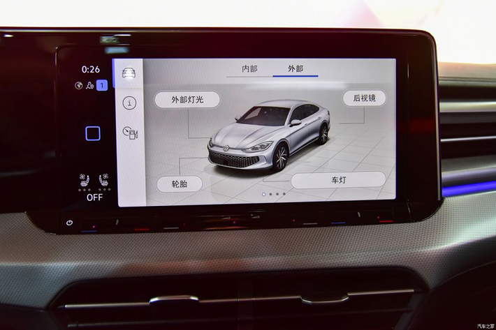 Di chuyển ra phía sau, Volkswagen Lamando L 2022 có đèn hậu LED thiết kế vắt ngang đuôi xe, được nối với nhau bằng nẹp màu đen. Logo có thể phát sáng của hãng được bố trí ngay tại vị trí trung tâm của cửa cốp và ngay bên dưới là tem chữ nổi "Lamando L".