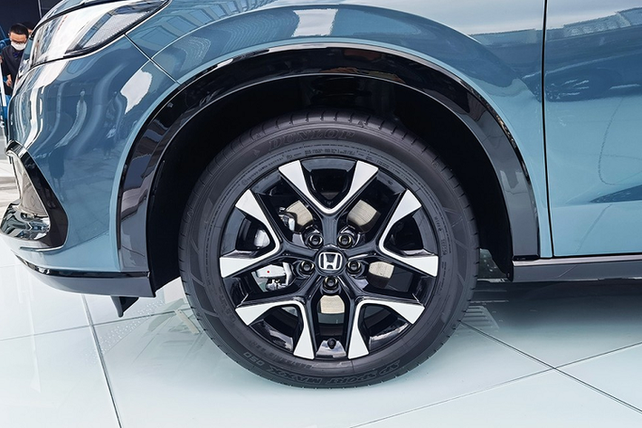 Bên ngoài, Honda ZR-V 2023 được áp dụng phong cách thiết kế mới, giống với HR-V thế hệ mới ở thị trường Mỹ. Theo đó, xe được trang bị lưới tản nhiệt hình lục giác với mắt lưới dạng tổ ong.