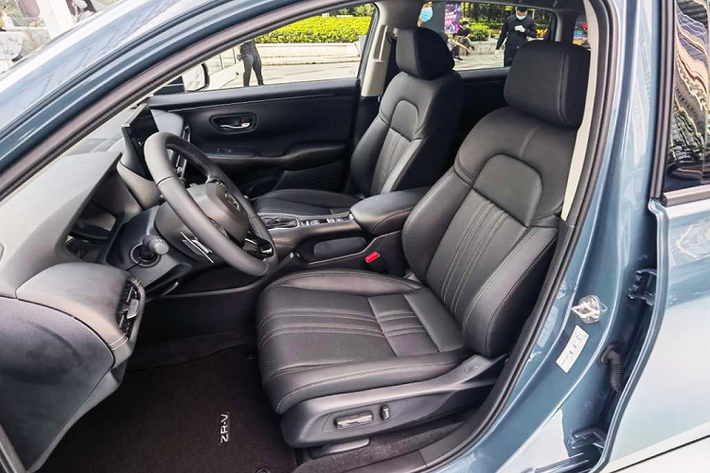Bên trong Honda ZR-V 2023 là không gian nội thất được thiết kế theo phong cách giống Civic thế hệ thứ 11. Điều này được thể hiện qua bảng đồng hồ kỹ thuật số và màn hình trung tâm 10 inch nằm độc lập trên mặt táp-lô. Cửa gió điều hòa của xe cũng đi kèm tấm lưới hình tổ ong giống Honda Civic 2022.