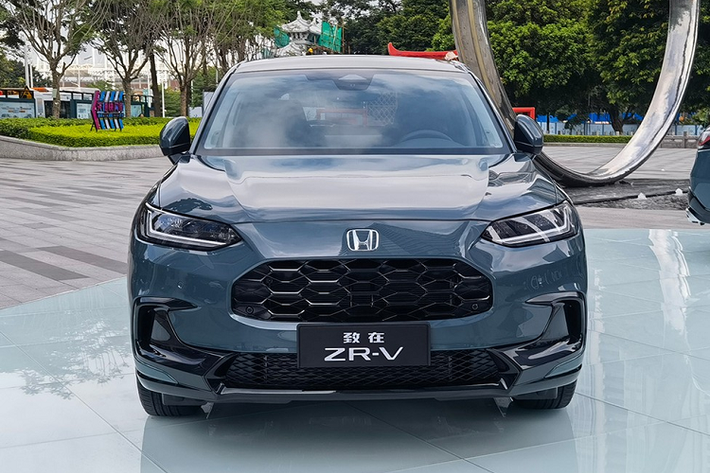 So với Honda HR-V thế hệ mới hiện đang bán tại Đông Nam Á, ZR-V mới dài hơn 238 mm, rộng hơn 50 mm, cao hơn 41 mm và chiều dài cơ sở tăng 45 mm. Trong khi đó, so với đàn anh Honda CR-V 2023 sắp ra mắt, xe ngắn hơn 135 mm, hẹp hơn 26 mm, thấp hơn 59 mm và chiều dài cơ sở kém 46 mm. Có vẻ như hãng Honda đang học theo chiến lược mà Toyota đã áp dụng cho Corolla Cross.