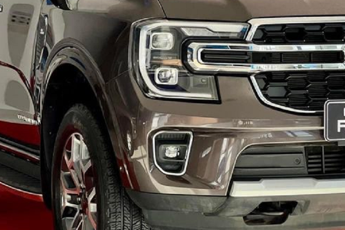 Ford Everest 2023 tại Việt Nam được nhập khẩu nguyên chiếc từ Thái Lan, cộng thêm vào đó là nhiều yếu tố ngoại cảnh nên nguồn cung xe không đảm bảo được tính ổn định. Trên thực tế, kể từ thời điểm xe được tung ra thị trường đến nay, khách hàng muốn nhận Ford Everest 2023 sớm đã phải chấp nhận bỏ thêm chi phí mua các gói phụ kiện do đại lý cung cấp để được ưu tiên
