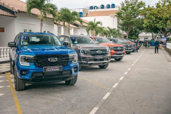 Theo đó, các “gói lạc” cũng đã có những biến động về giá trong suốt 2 tháng vừa qua. Cụ thể, vào thời điểm mới ra mắt, người dùng sẽ phải chi thêm 60 triệu đồng để mua kèm gói phụ kiện. Tới cuối tháng 7, giá “lạc” đã tăng vọt lên tới 200 triệu đồng và tiếp tục duy trì mức giá này tới qua cả tháng Ngâu. Mới đây, một vị khách hàng vừa chia sẻ việc đặt mua bản Titanium 4x4 cao cấp nhất của Ford Everest 2023 có giá niêm yết là 1,452 tỷ đồng.